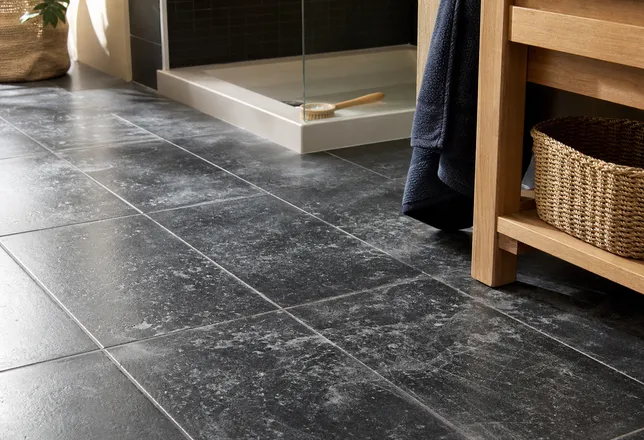 Comment récupérer un carrelage noir blanchi par le calcaire ?